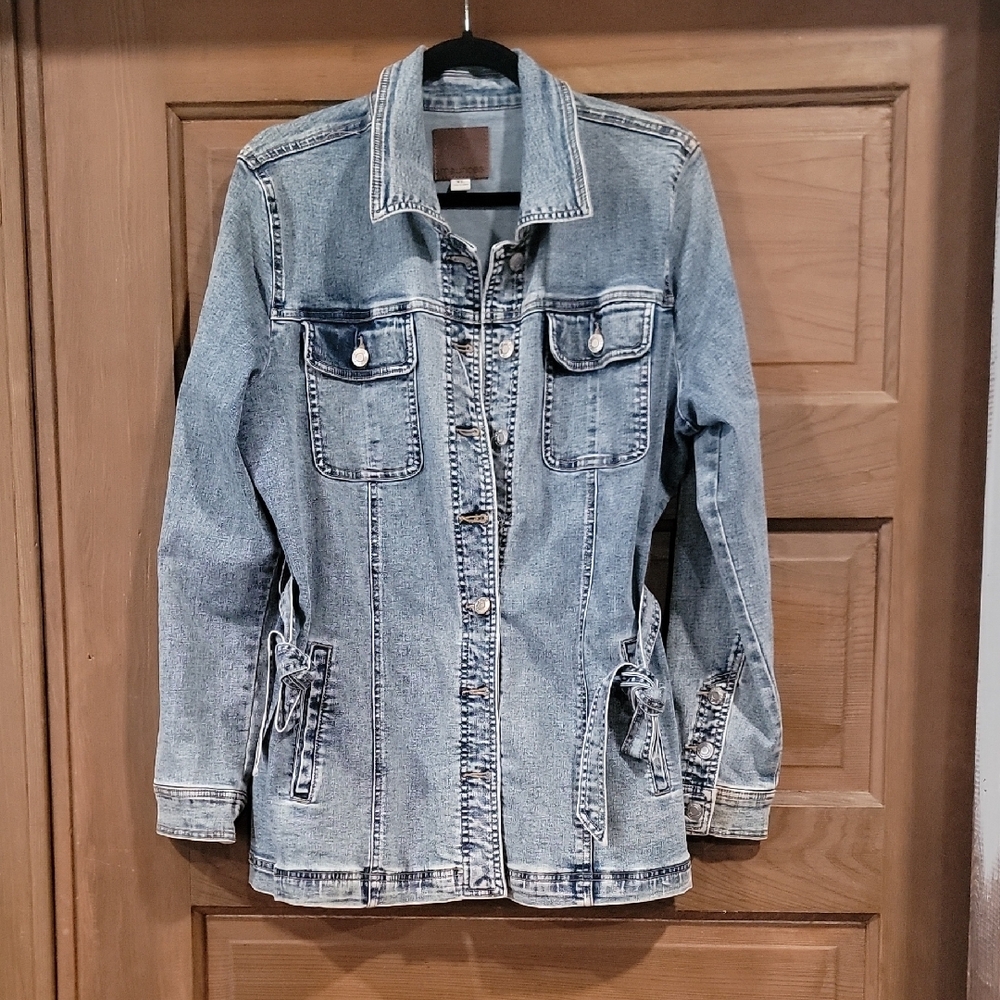 Women’s Light Blue Denim Jacket - Casual Utility Style